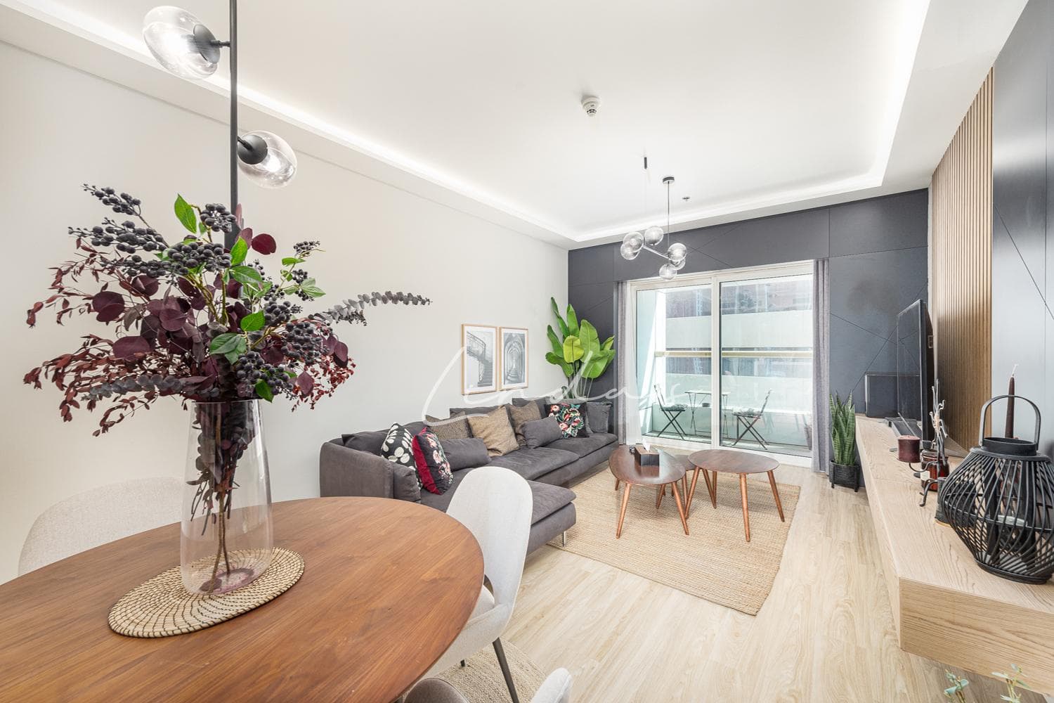 Furnished l Upgraded l Mid Floor l Close to Tram