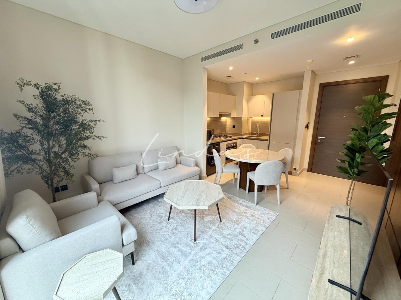 Elegant| Fully furnished| Bright| High floor