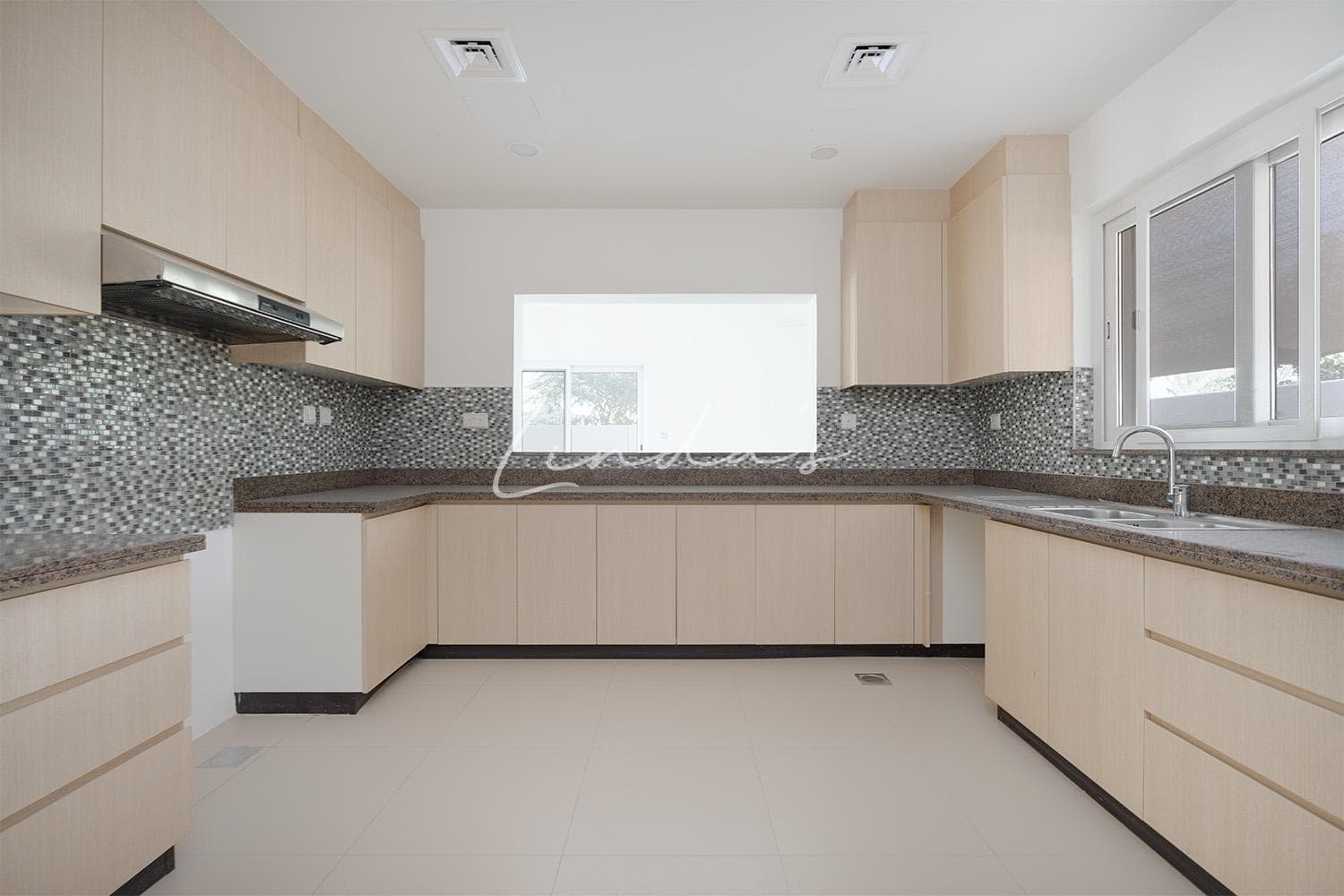 Single row | Corner unit | Huge landscaped garden