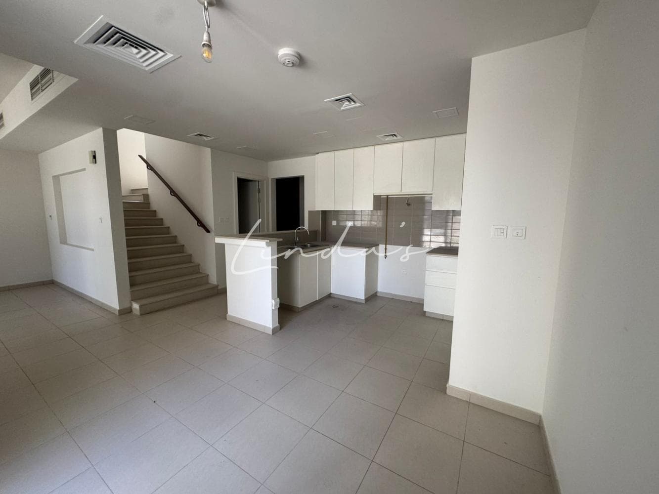 Vacant | Single Raw - Prime location | Negotiable