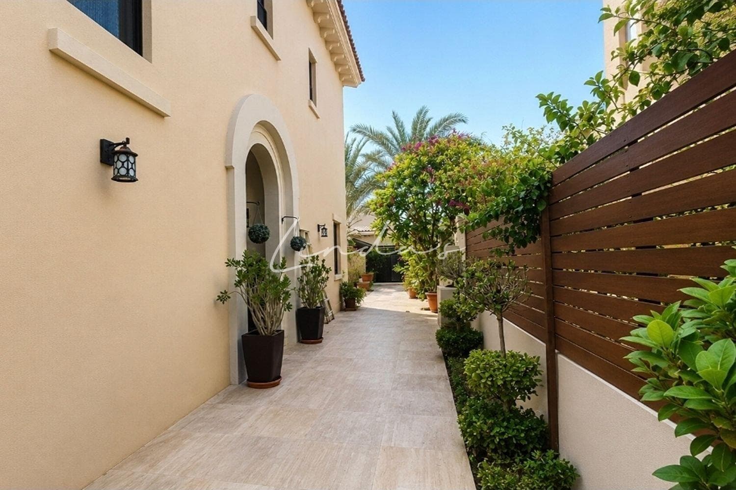 Upgraded End Unit | Large Plot | Unfurnished