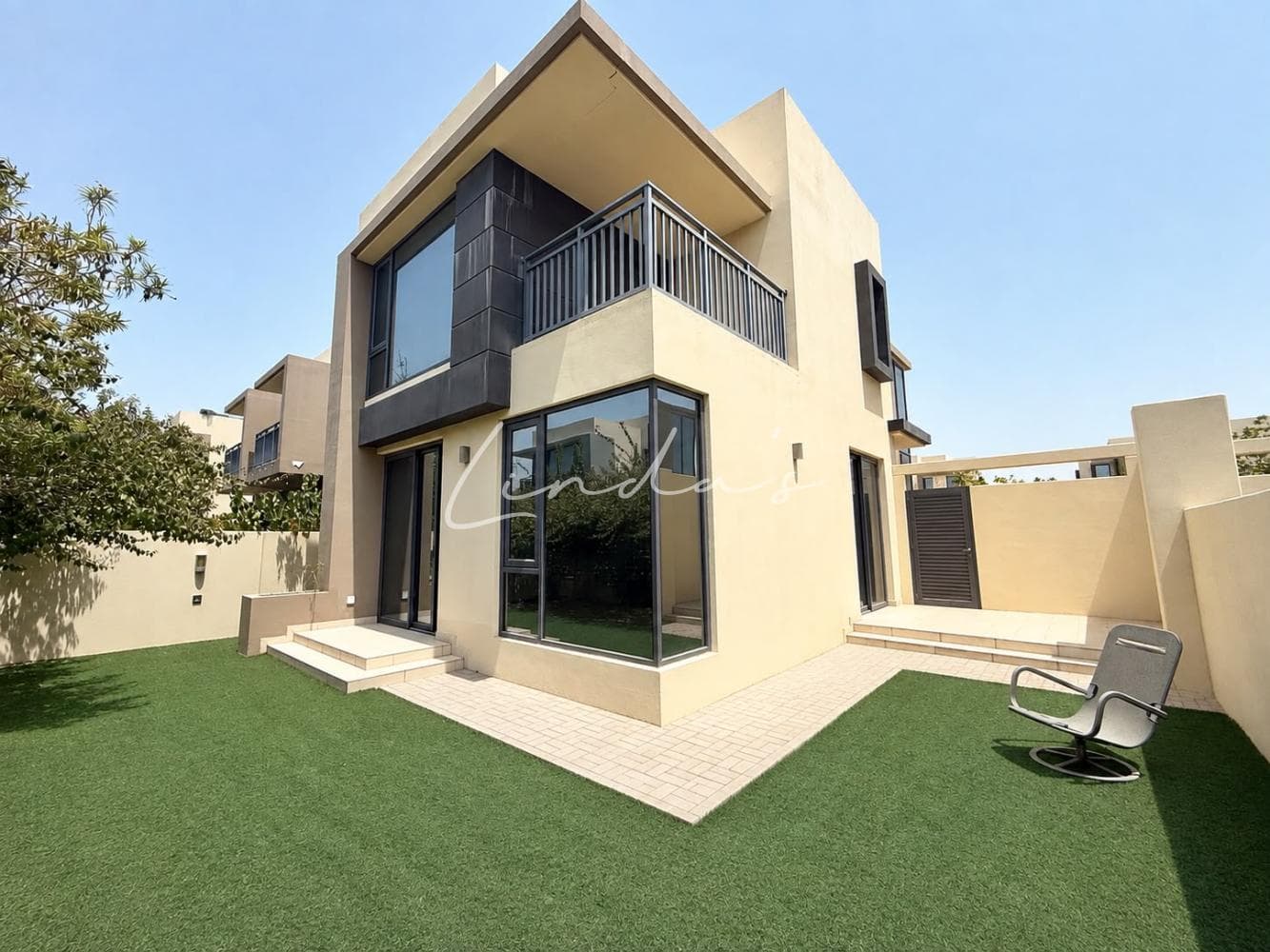 End Unit | Vacant | Bright| Near Park and Pools