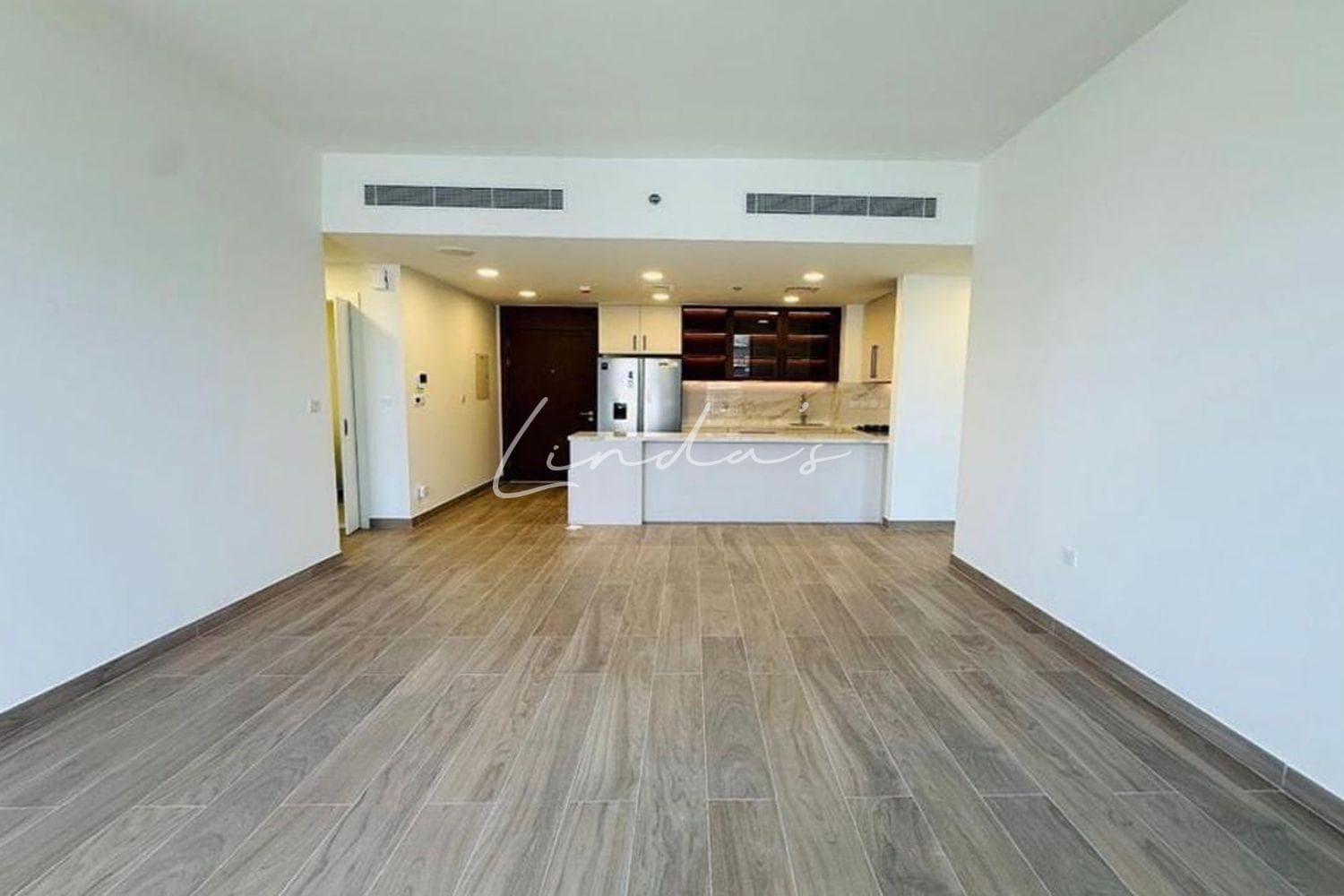 Butterfly layout | Kitchen appliances | Spacious