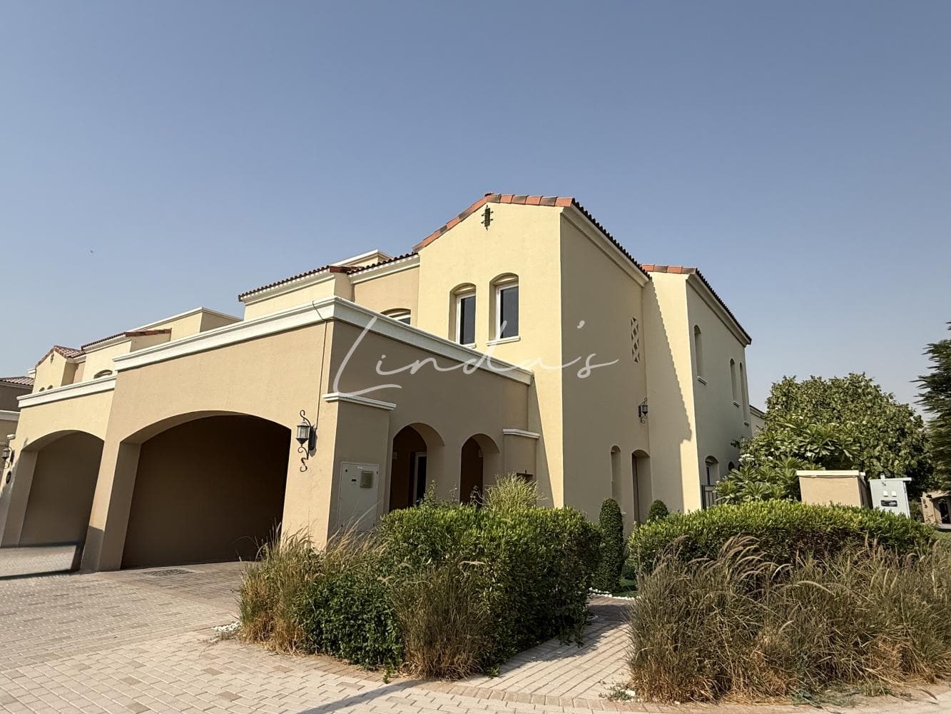 Corner villa/ Landsaped / Extended